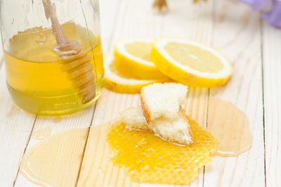 柠檬片加蜂蜜泡水的功效,柠檬片加蜂蜜泡水的功效可以减肥吗?