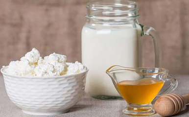 牛奶加白糖泡蜂蜜喝的功效,牛奶加蜂蜜加糖可以喝吗