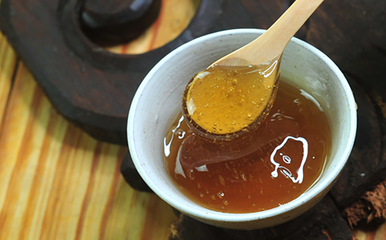 怎样区别真蜂蜜和糖水蜜(蜂蜜与糖水的鉴别方法)